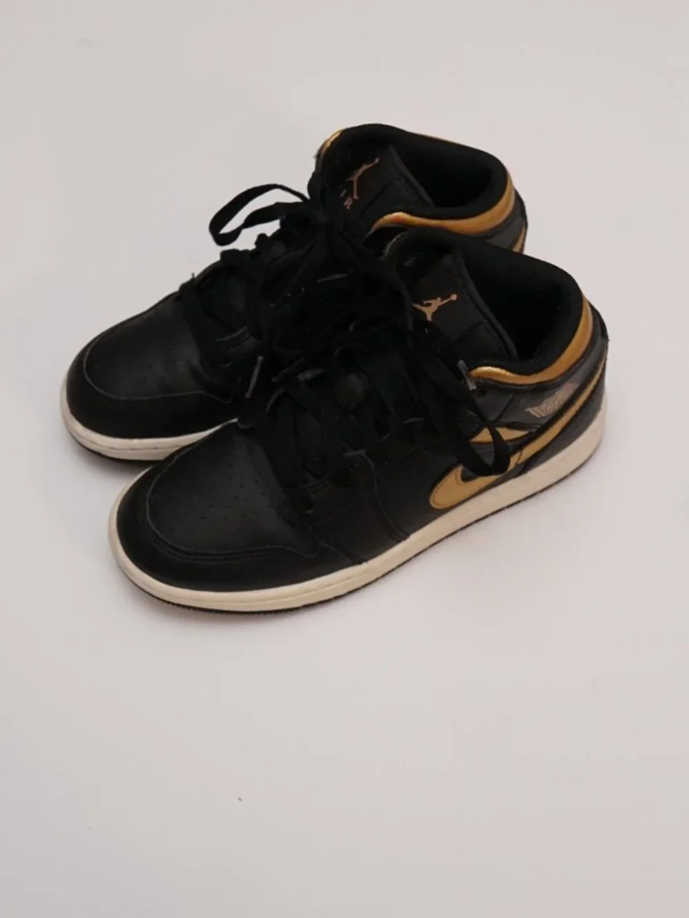 Nike Boys Air Jordan 1 Mid DQ8424-071 Black Gold-Tone Sneaker Size 3Y